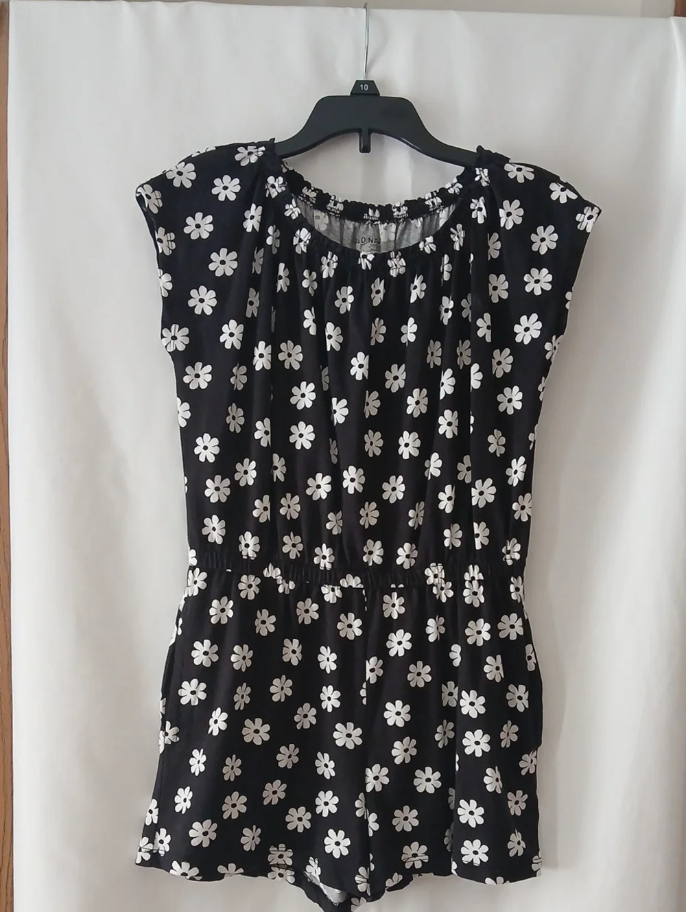 Girl's Black Floral Short Sleeve Romper Dress...Size 10/12